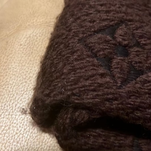 Louis Vuitton LOGOMANIA SCARF - Picture 7 of 7